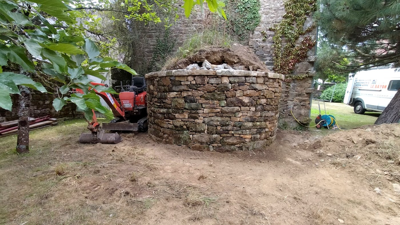 Détail de maçonnerie en moellons de granit