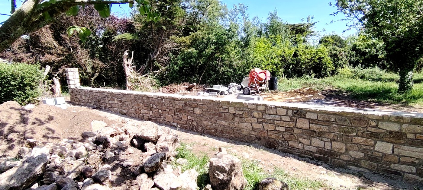 Mur de jardin en pierres naturelles terminé